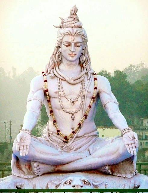 印度rishikesh恒河边的湿婆像