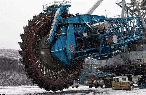 震撼心灵的大型工程车:挖掘机!居然还能长这样?
