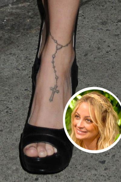 谁知道有个欧美女明星脚踝处的十字架脚链纹身!