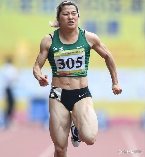 因大腿肌肉线条极度夸张,身材壮硕像摔跤,举重等重竞技运动员,中国女
