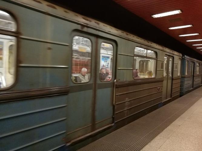 布达佩斯一共有4条地铁线,可以按颜色进行区分:m1线黄色,全程12分钟