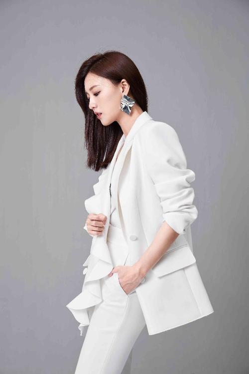 傅晶白色西装写真 化身"霸道女总裁" 气场十足-上游新闻 汇聚向上的力