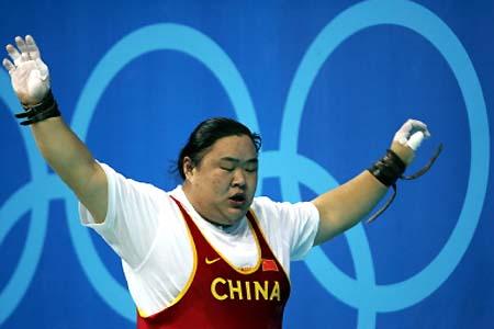 会女子举重75公斤决赛中,中国选手唐功红以305公斤的总成绩夺得冠军
