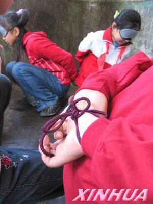 3月26日,在济南新体验户外拓展培训基地,一群被"绑架"的学生与同伴