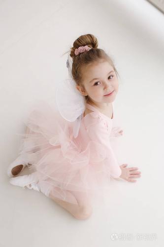 芭蕾舞工作室里的小可爱女孩.穿着粉红色芭蕾舞裙的小芭蕾舞女.