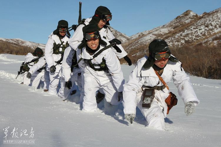 新疆塔城边防部队踏深雪巡逻艰难行进_军事图片_中国广播网
