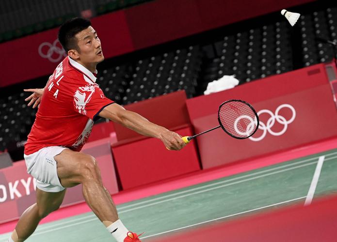 郭晨 摄当日,在东京奥运会羽毛球男子单打小组赛中,中国选手谌龙以2比