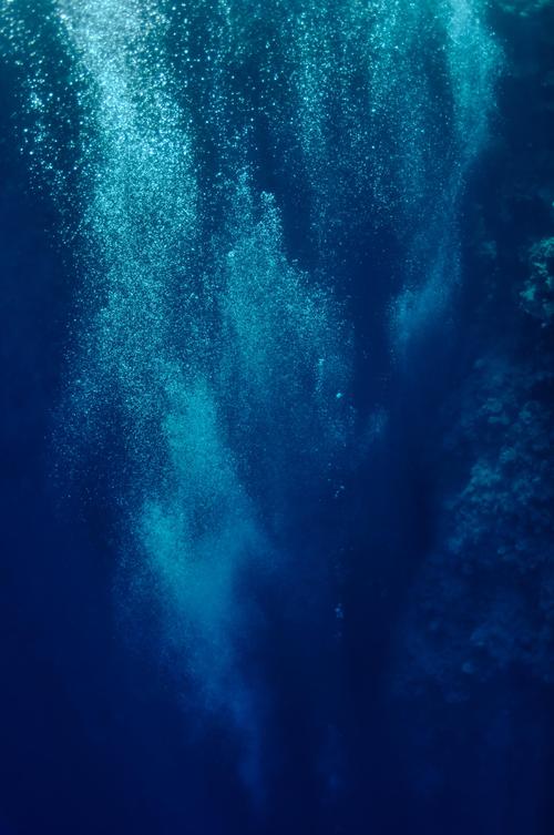 深蓝色的大海和海水的气泡