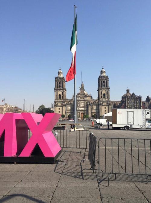 首都墨西哥城 人口2200 万.市中心宪法广场.