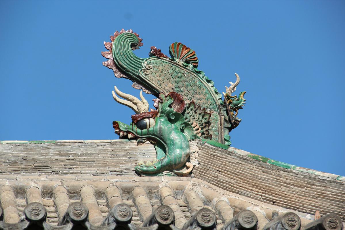 螭吻,又叫鸱尾,鸱吻,鱼形的龙,喜四处眺望,遂位于殿脊两端,是中国古代