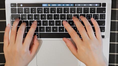 4k电脑打字特写俯拍键盘上的手部打字动作实拍