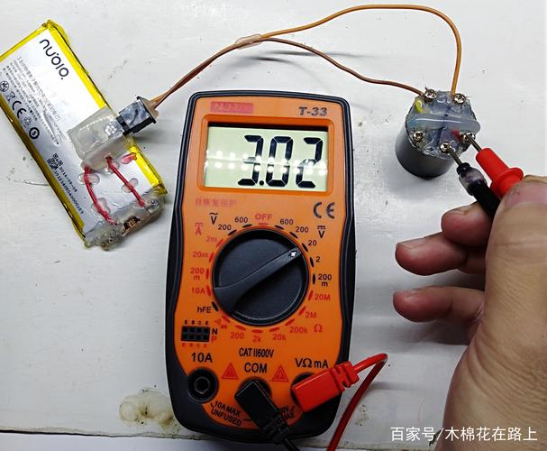 46伏锂电池,用万用表测量右侧第一个和中间的螺丝钉,输出是3.02伏.