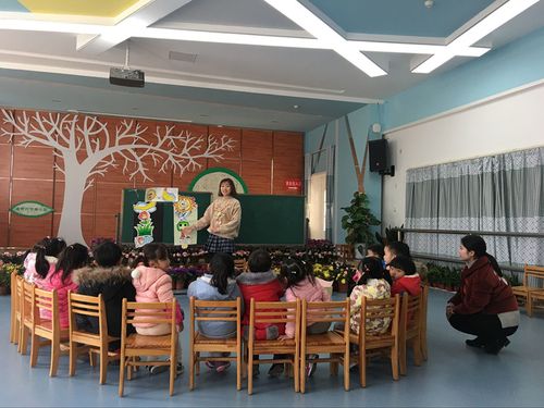 紧接着杨冉老师带着小三班的幼儿开展了活动《太阳和月亮》.