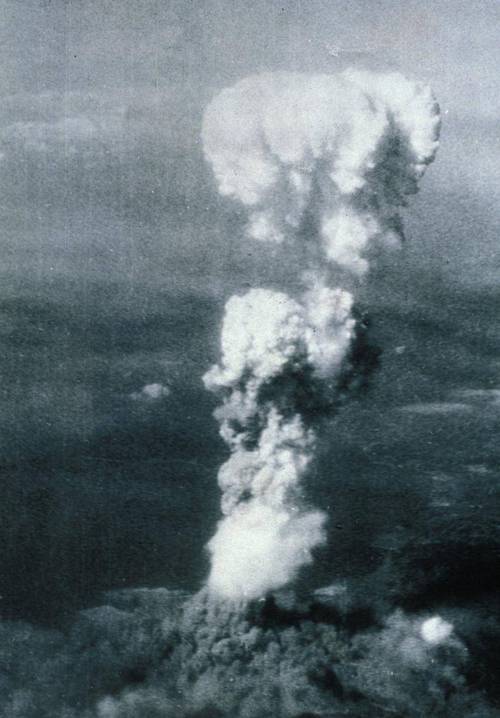 直击广岛原子弹爆炸现场10亿度高温把中心地带一切都化为灰烬