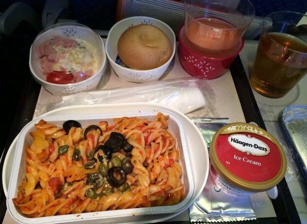 国泰航空的飞机餐,晚点3个小时,小餐包都感觉美味无比