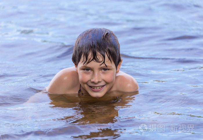 小男孩在湖中游泳照片-正版商用图片1fcf4e-摄图新视界