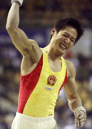 图文体操世锦赛中国男团夺冠冯敬庆祝完成动作