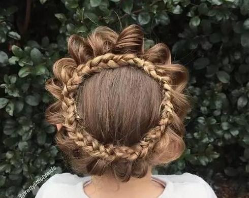 每日一段太赞一个喜欢编辫子的妈妈把女儿的头发编出了艺术