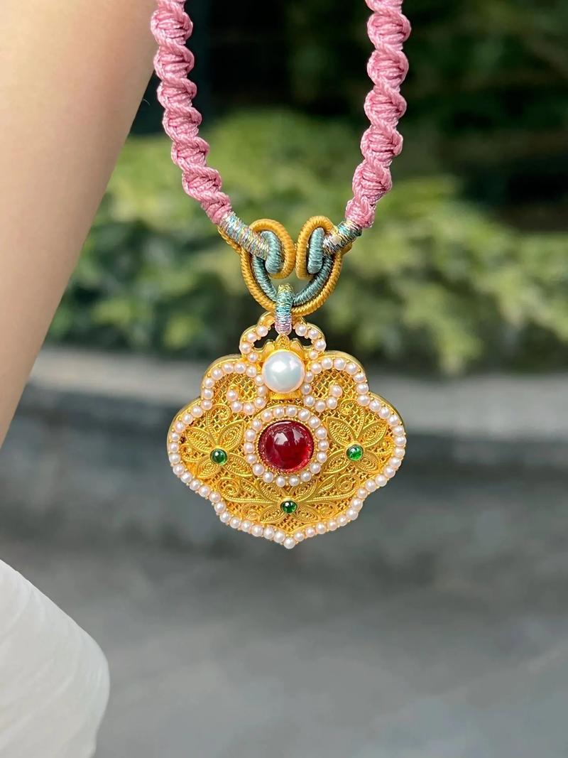 宫庭风花丝镶嵌吊坠 黄金跟珍珠的结合完美.