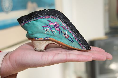 日前,内蒙古赤峰市民马淑君展示家中收藏的清代"三寸金莲"弓鞋.