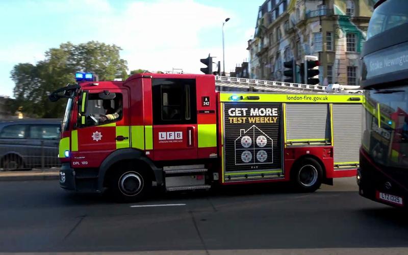 消防车紧急出动各种场面,看有你喜欢的消防车辆吗?