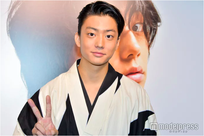 新浪娱乐讯 日本演员伊藤健太郎本月1号在东京出席了自己的写真展览