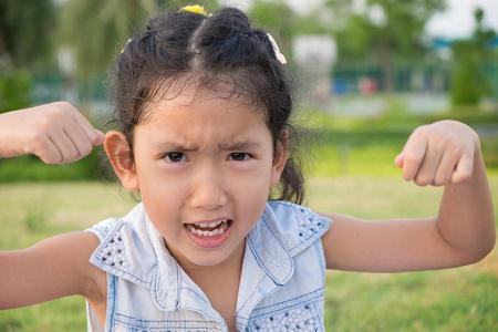 密切了画像的亚洲小女孩用着愤怒的表情照片
