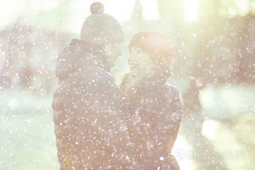 年轻人和妇女拥抱在冬季公园, 浪漫的幸福夫妇