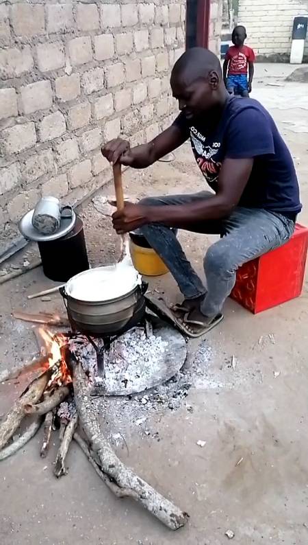 非洲人在做他们的美食西马还是一个体力活-全民小视频