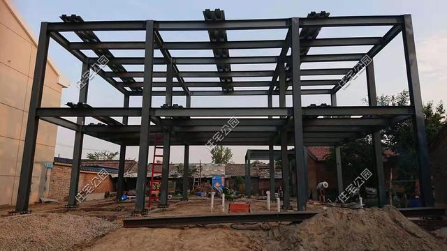 施工过程是将工字钢等重钢搭建成主体框架,最后采用红砖砌筑围护墙体
