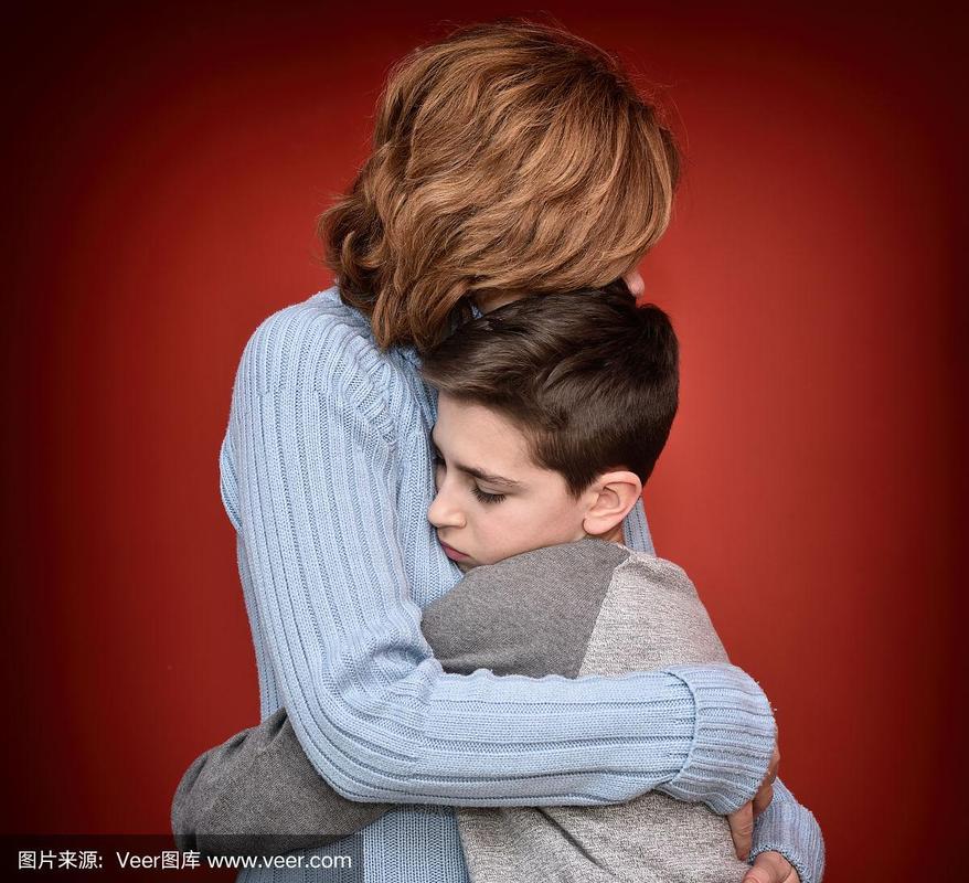小男孩拥抱着他的母亲