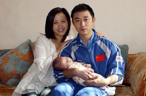 妻子程怡,丈夫阎森和他们孕育的爱情硕果 摄影/赵晖