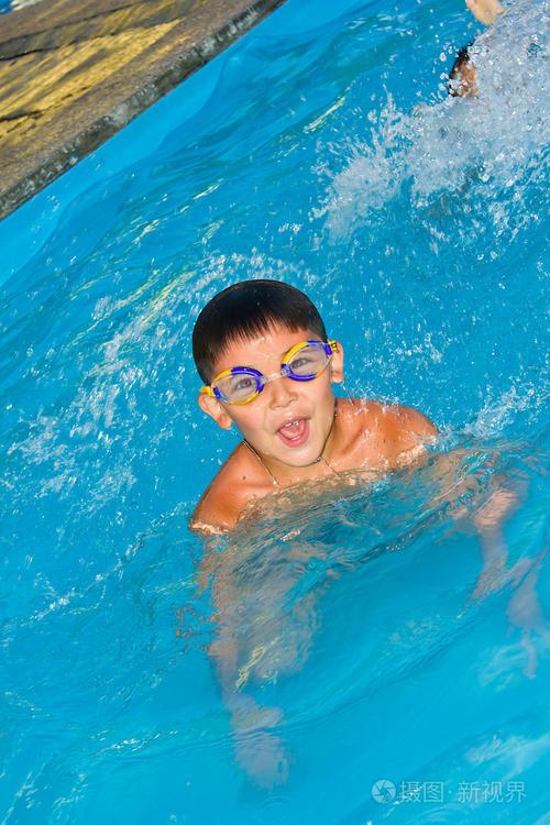一个小男孩在水中游泳