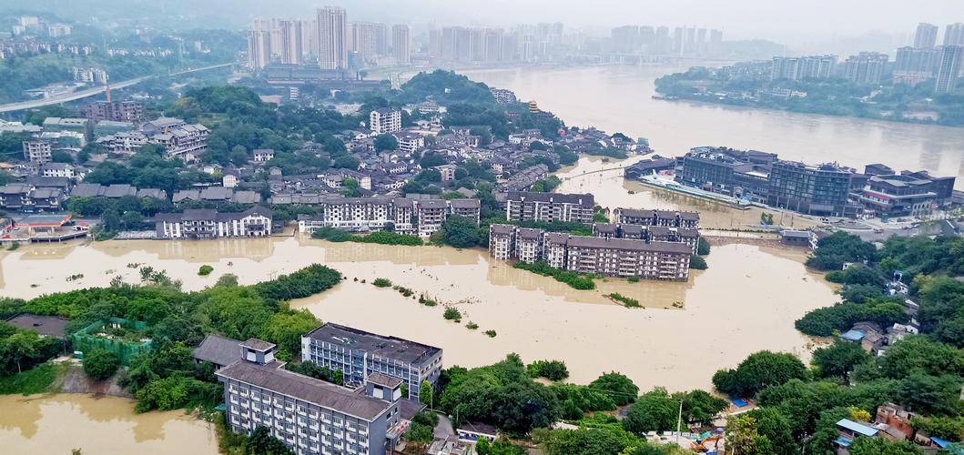重庆的夏天洪水和蓝天相伴