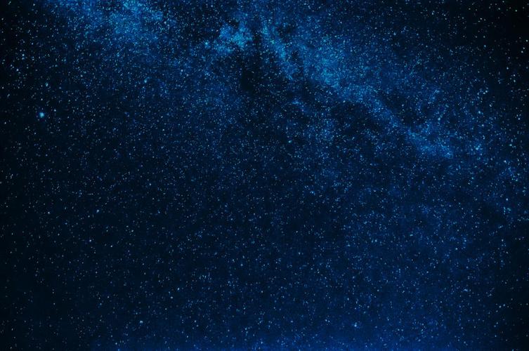 夜空中的雷电光影自然天空背景图片黑蓝自然层次星空下雪山夜空背景