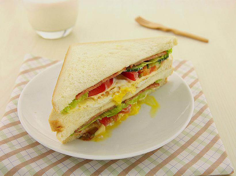 这个三明治是个三角形形状的,里面那个红红的好像是番茄