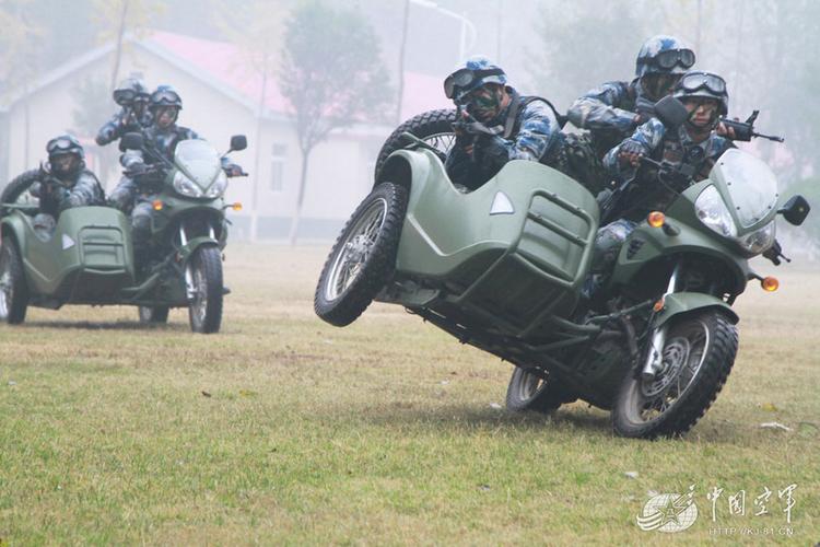 中国空降兵展示驾驶侉子摩托车神技[组图]