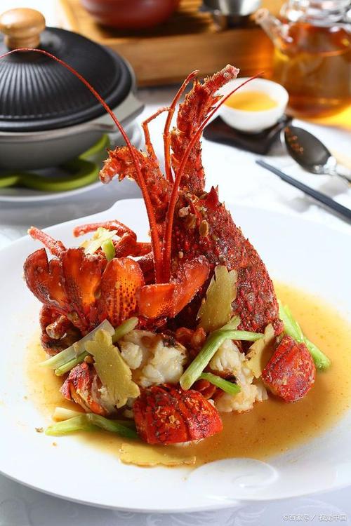 美味粤菜上汤焗龙虾,成品肉质洁白细嫩,脂肪含量低,营养丰富