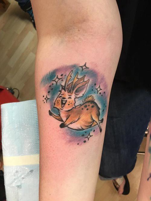 小动物纹身 女生手臂上彩色的鹿纹身图案