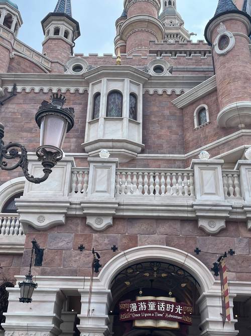龙年拜会艾莎公主,探访迪士尼城堡,漫游童话时光!