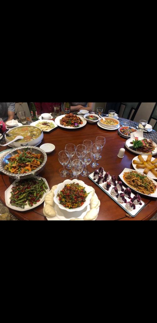 中国小家庭的生日98聚餐
