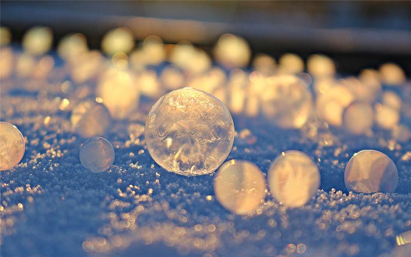 冬季冰晶泡泡唯美高清桌面壁纸