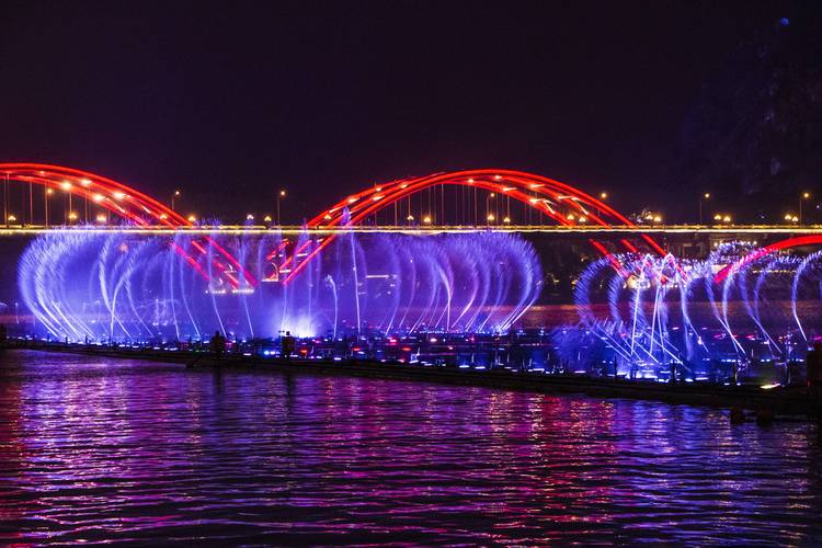 广西柳州的柳河夜景
