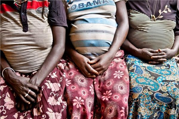 非洲女子分娩实拍条件落后生产如此艰难