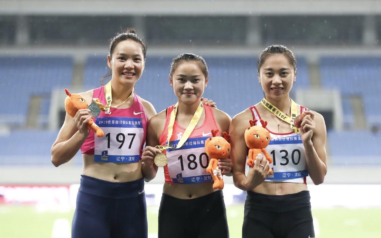 中国田径女队43秒35夺冠,领先日本0.6秒,葛曼棋笑容甜美