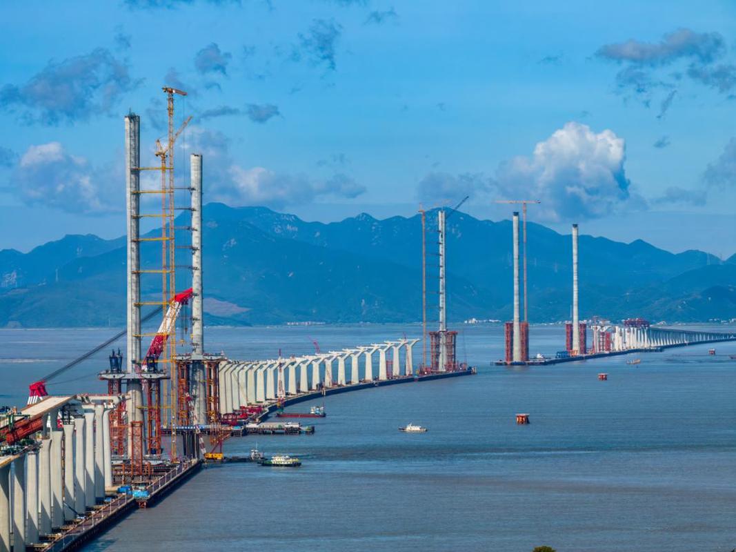 黄茅海大桥首榀钢箱梁吊装成功