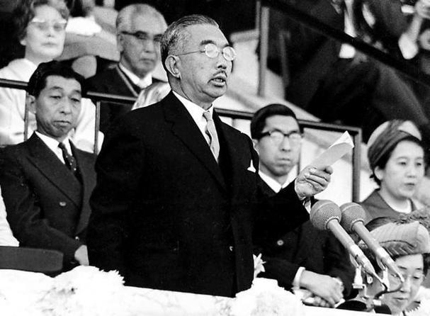 二战后的昭和天皇,是如何逃脱远东军事法庭审判的?