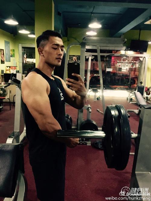 中国肌肉男模中国健身房教练肌肉腹肌男神