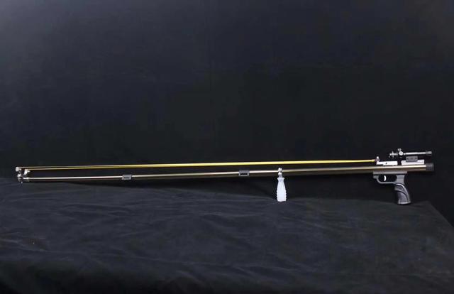 撑杆弹弓优点有很多:首先撑杆弹弓的拉锯长到恐怖,最短的也要1.