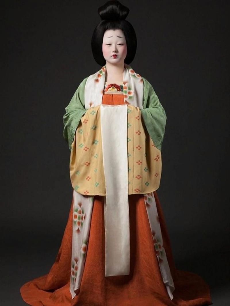 唐代女子常服的上身是襦,衫,下身束裙,肩上加有披帛.